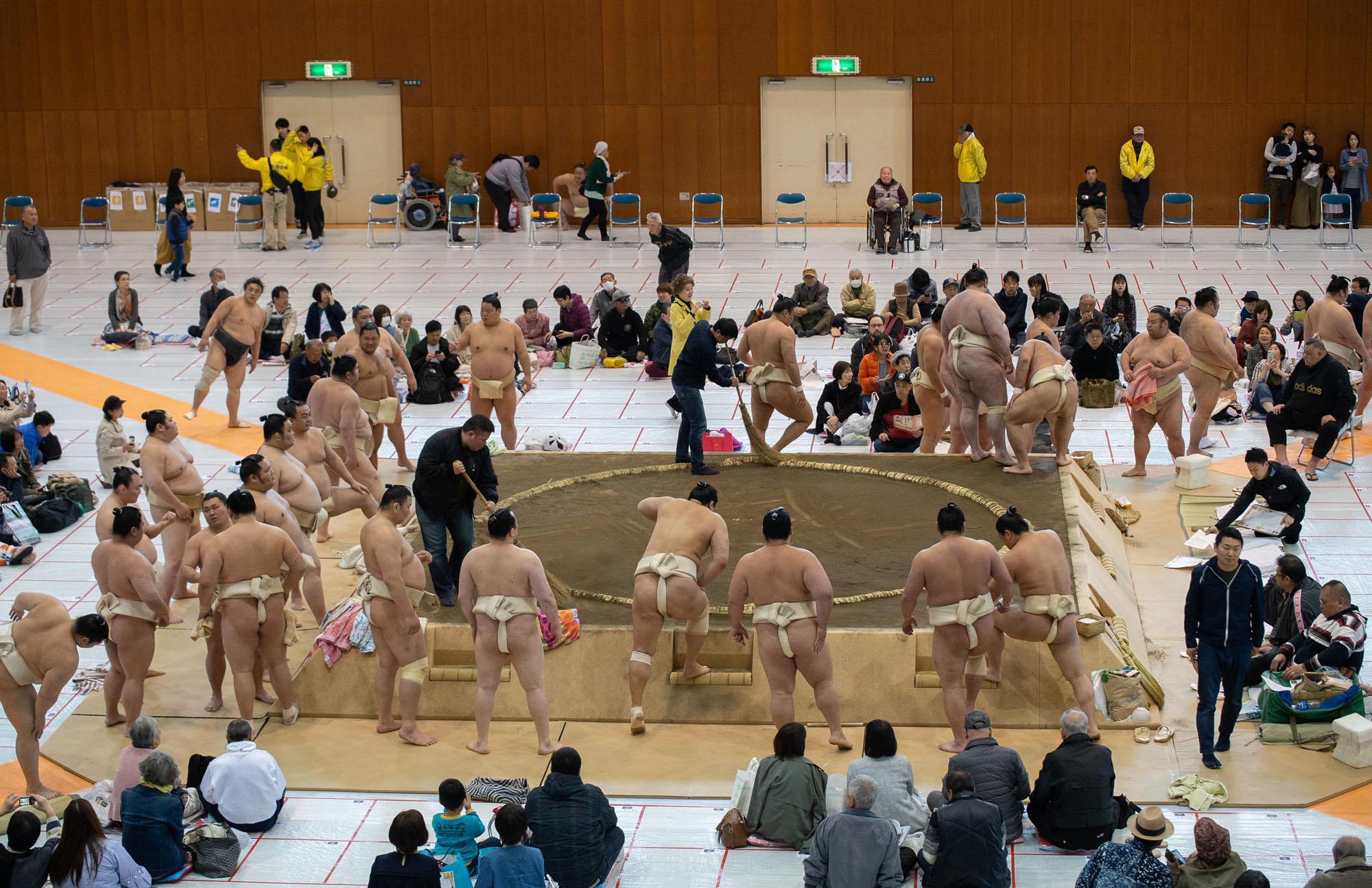 Like other events during the jungyo, or regional tour, the April 6 meet in Uji, Kyoto Prefecture, offered sumo fans a chance to watch the sport in a far more relaxed setting than one of the six main tournaments. | JOHN GUNNING