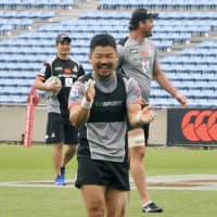 The Sunwolves\' Fumiaki Tanaka walks off the field after Thursday\'s practice at Prince Chichibu Memorial Rugby Ground. | KYODO