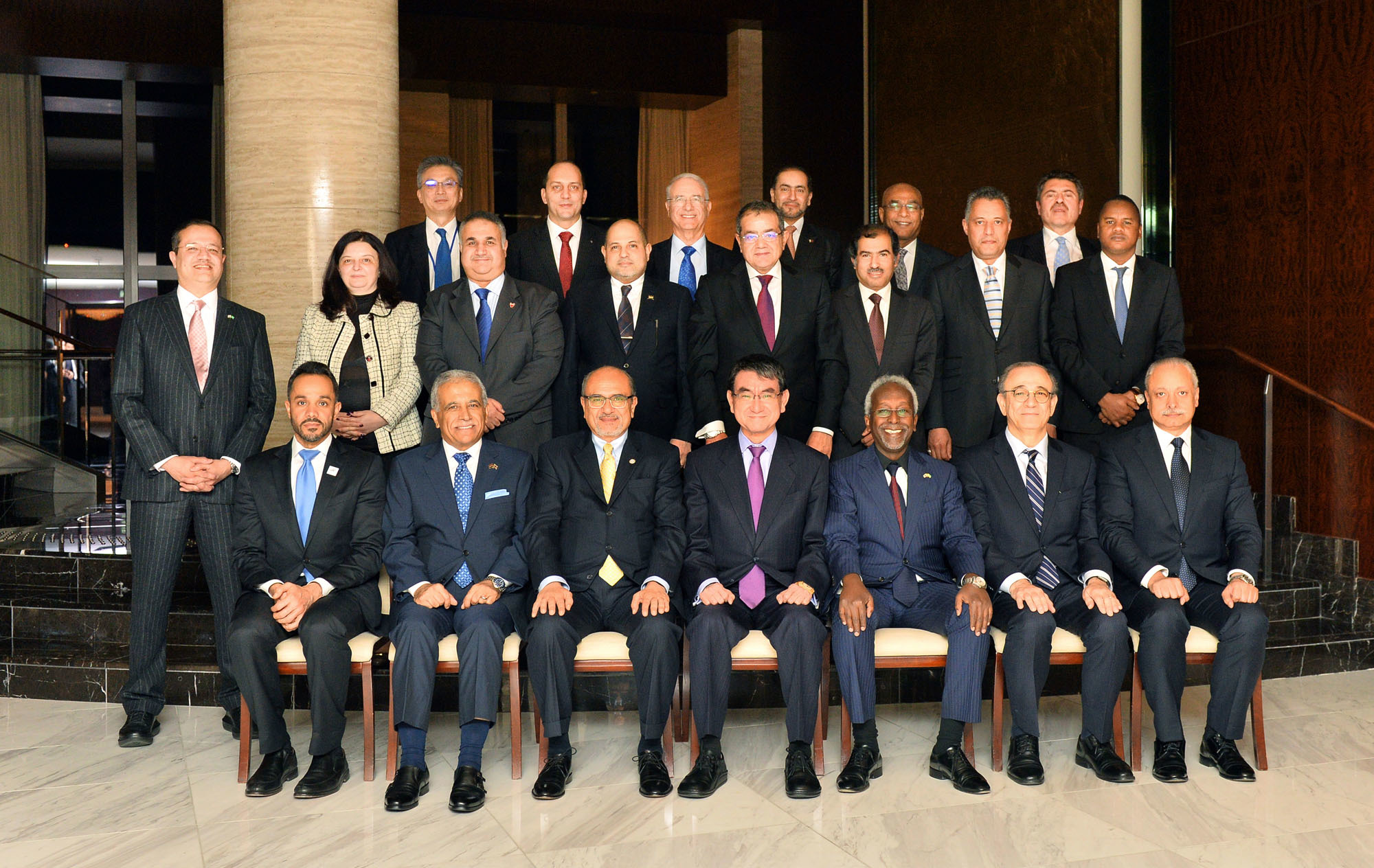 Foreign Minister Taro Kono (front row, center) joins the Dean of the Council of Arab Ambassadors in Japan and Palestinian Ambassador Waleed Siam (third from left), President and Djiboutian Ambassador Ahmed Araita Ali (third from right) and others at a dinner hosted by the Council of Arab Ambassadors in Japan at the Shangri-La Hotel, Tokyo on March 18. | MIKI OSHITA
