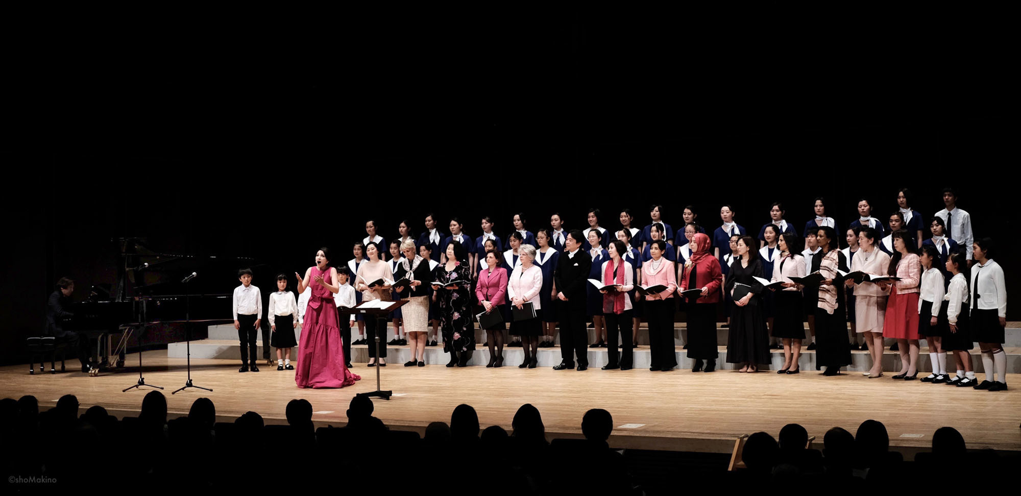 On April 13, a choir of 11 ambassadors to Japan performed at Owada Sakura Hall with a children's choir in a concert titled 
