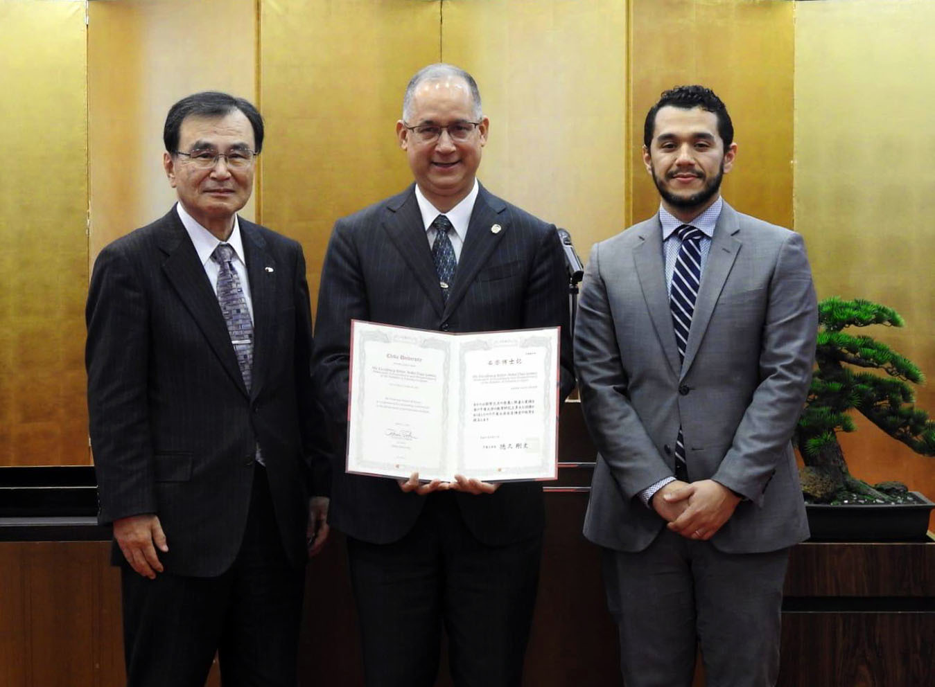 Panamanian Ambassador Ritter Diaz (center) poses with Chiba University President Takeshi Tokuhisa (left) and Panamanian international student at Chiba University Eduardo Pitti Rivera during his honorary doctorate award ceremony, which was held at Chiba University's Keyaki Kaikan (University Hall) on April 11. Ambassador Diaz received the honorary doctorate in recognition of his outstanding contributions to the advancement of international exchange. |   COURTESY OF THE EMBASSY OF PANAMA