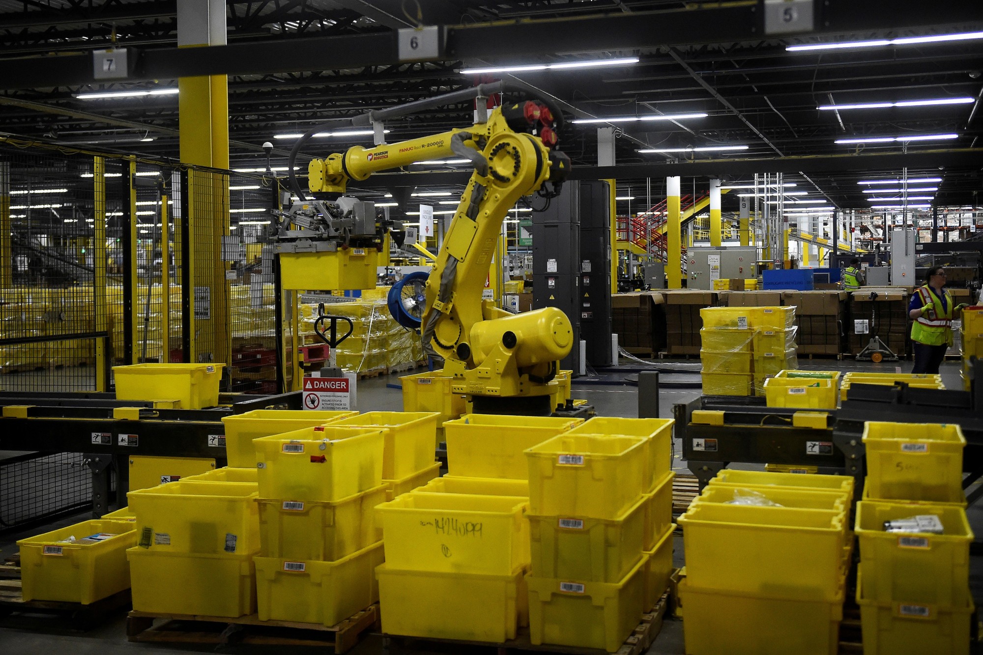Amazon warehouse shop robots 2019