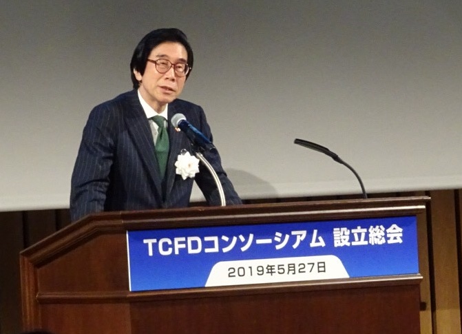 Hitotsubashi University professor Kunio Ito, one of the founders of a consortium launched Monday that will facilitate climate-related information disclosures by companies, delivers a speech during an event in Tokyo. | KAZUAKI NAGATA