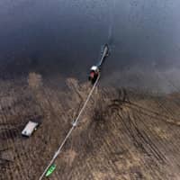 A tractor pumps water from a flooded field in Nebraska on May 5. | AFP-JIJI