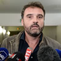 Frederic Pechier, an anesthetist suspected of poisoning and murder at the Besancon hospital, talks to journalists as he leaves the court after his hearing in Besancon, France, March 29. Pechier is already under investigation for poisoning seven patients and has been charged with poisoning 17 more people at a clinic in eastern France, one of his lawyers said Thursday. | AFP-JIJI