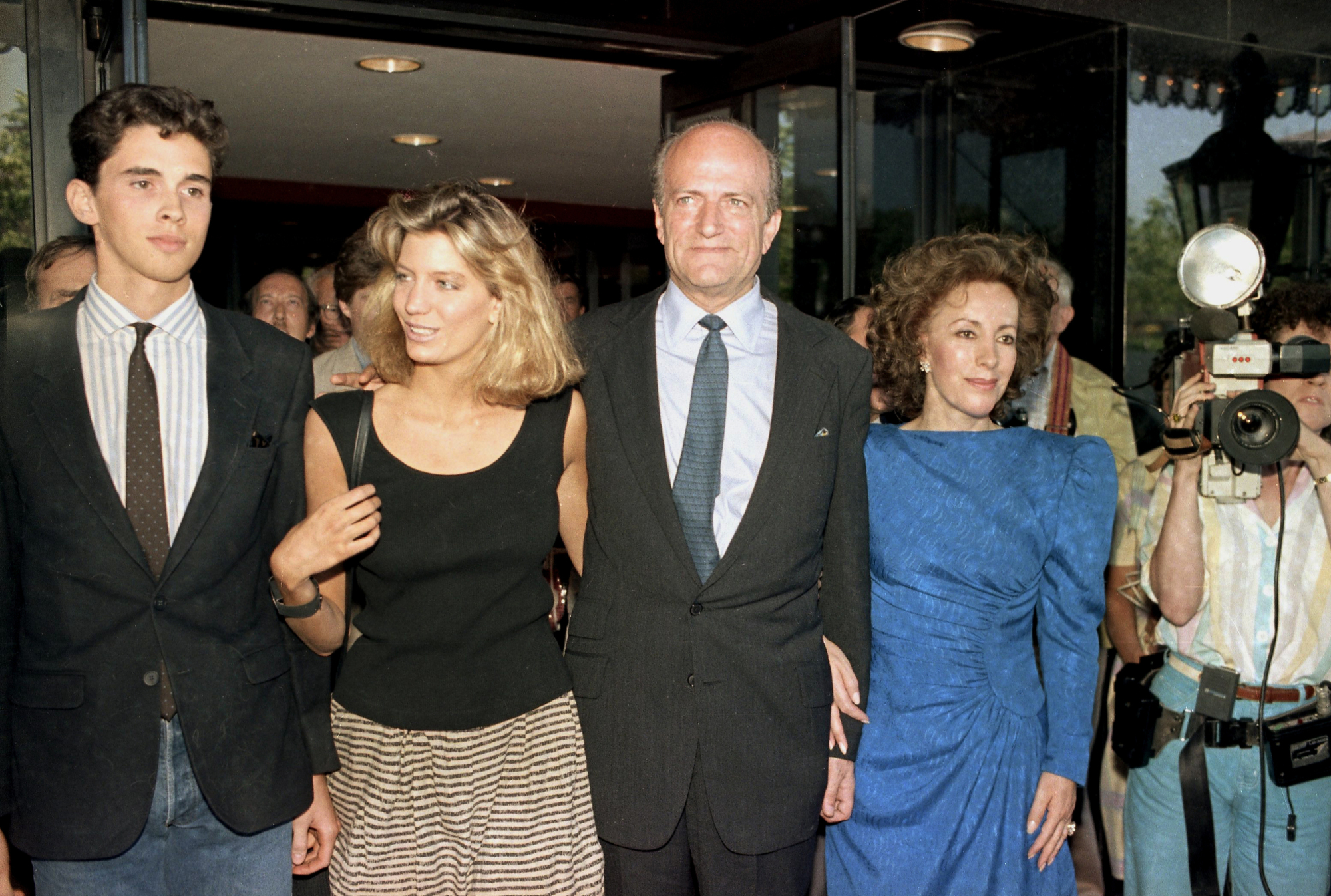 Claus von Bulow with daughter Cosima and companion Andrea Reynolds in Providence, Rhode Island, on June 10, 1985, after being acquitted for the attempted murder of his wife. | AP