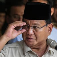 Indonesia\'s presidential challenger Prabowo Subianto adjusts his glasses during a news conference in Jakarta on Tuesday. | AFP-JIJI