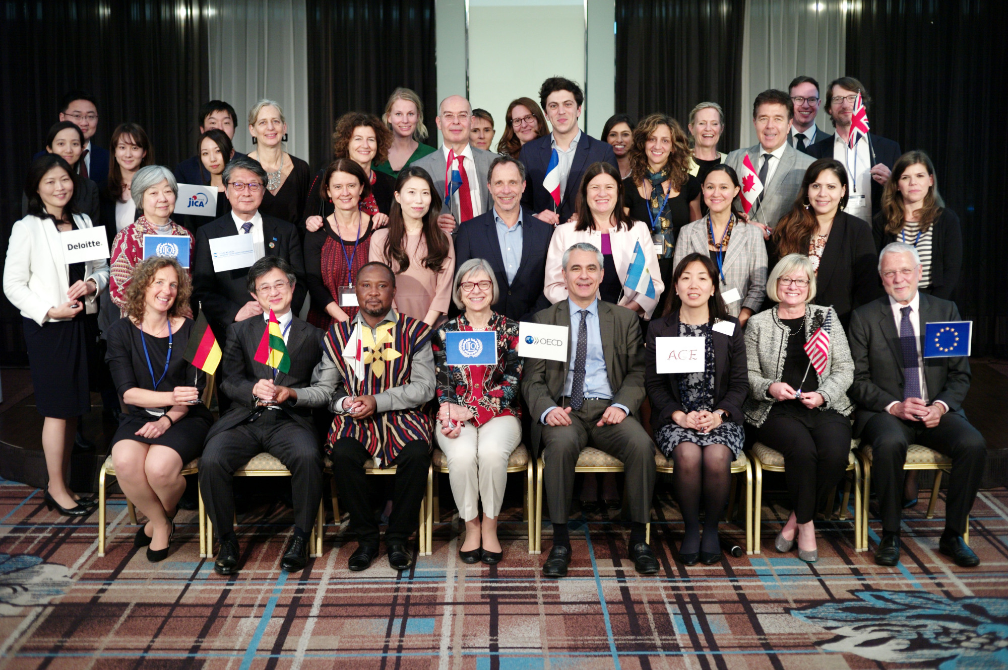 Participants in the SDG8.7 Dialogue Dinner &#8212; including foreign dignitaries and representatives of nonprofit organizations &#8212; pose for a group photo following the April event in Tokyo. | RYUSEI TAKAHASHI