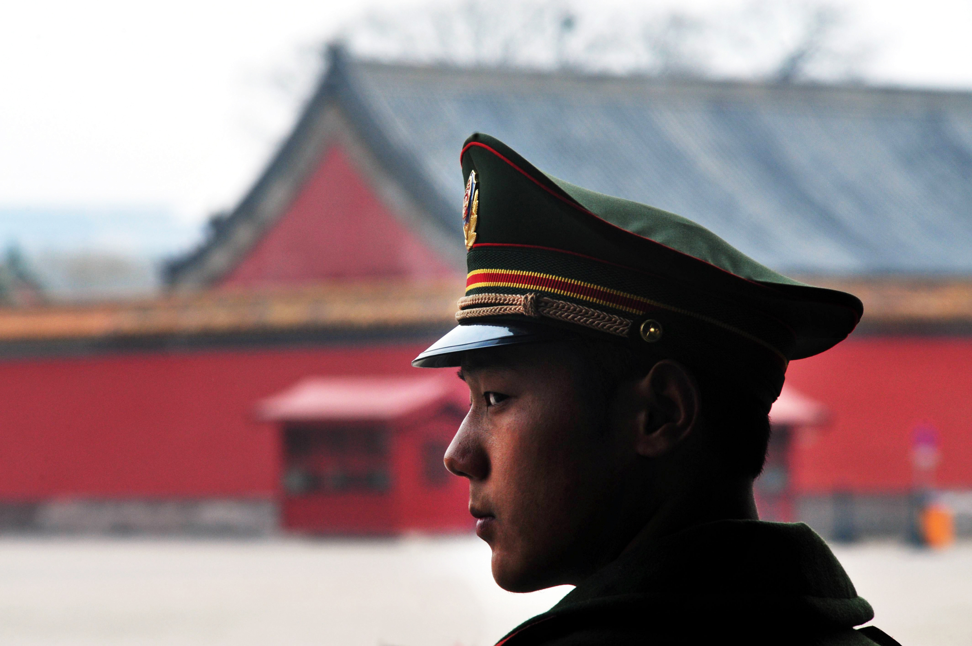 A Chinese soldier guard stands inside the Forbidden City in Beijing in this file photo taken in 2009. Tokyo has reportedly asked Beijing to have a meeting of foreign and defense ministers of the two countries. | GETTY IMAGES