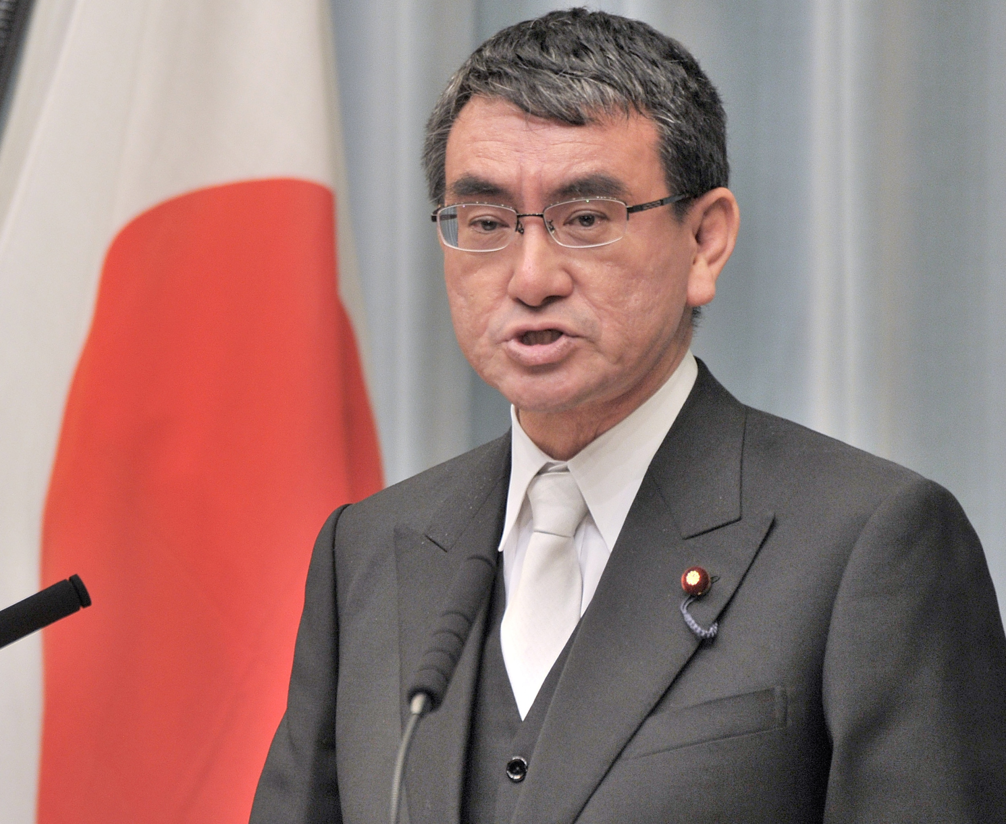 Foreign Minister Taro Kono speaks during a news conference in 2017. | YOSHIAKI MIURA