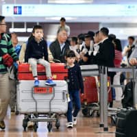 The international arrival floor of Narita airport near Tokyo is packed Sunday as many people return to Japan following an extended Golden Week holiday. | KYODO