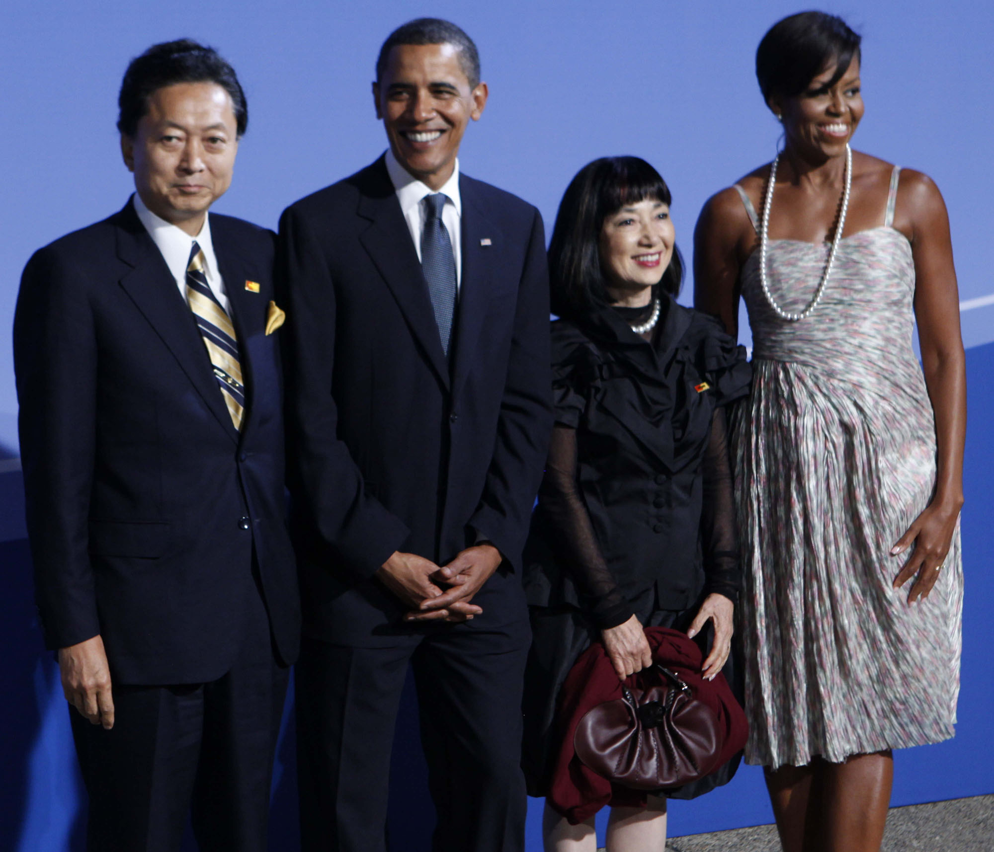Prime Minister Yukio Hatoyama and his wife, Miyuki, stand alongside U.S. President Barack Obama and first lady Michelle Obama before a Group of 20 summit dinner in Pittsburgh in September 2009. | AP
