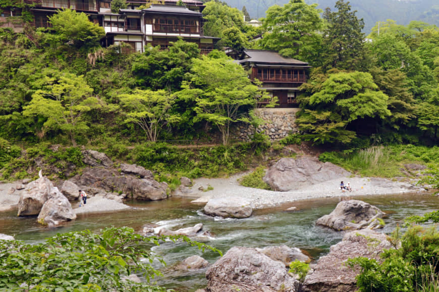 Hotels of yore: The now closed-for-business Kajikaen ryokan as seen from across the Tama River. | KIT NAGAMURA