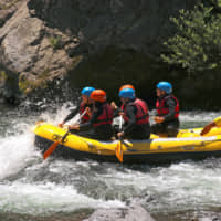 Paddles at the ready: Amateur rafters take to the Tama River. | KIT NAGAMURA