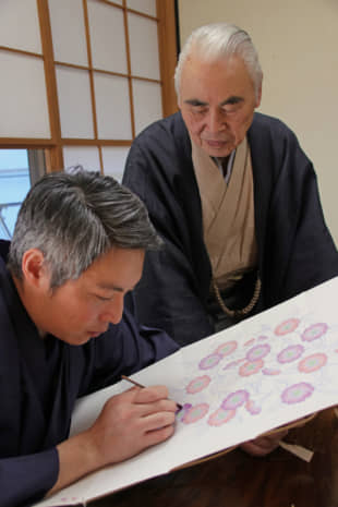 Edo-Yuzen dyers, Eigo Koshihara (front), 40, and his father Junsaku Koshihara, 72 | KIT NAGAMURA