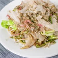 Rich and meaty: Yakisoba (stir-fried noodles) made with vegetables, nikukasu (rendered pork fat) and katsuobushi (skipjack tuna flakes). | MAKIKO ITOH