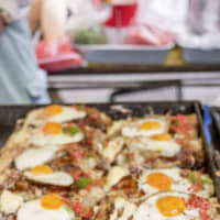 No yolking around with these noodles: This yatai (food stall) tops its yakisoba with a fried egg. | MAKIKO ITOH