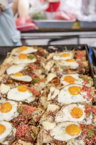 No yolking around with these noodles: This yatai (food stall) tops its yakisoba with a fried egg. | MAKIKO ITOH