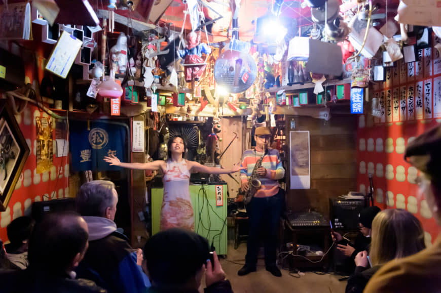An intimate affair: Saxophonist Masaharu Showji and butoh dancer Fujinoya Mai perform at Inspiration Pika Space. | TSUYOSHI TAGAWA