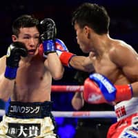Japan\'s Ryuichi Funai (left) defends himself against Jerwin Ancajas of the Philippines during their 12-round Super Flyweight IBF World Title fight in Stockton, California, on Saturday. | AFP-JIJI