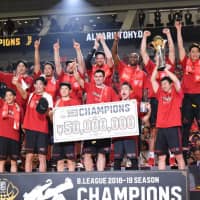 Alvark Tokyo players celebrate after defeating the Chiba Jets Funabashi in the B. League final at Yokohama Arena on Saturday afternoon. | DAN ORLOWITZ