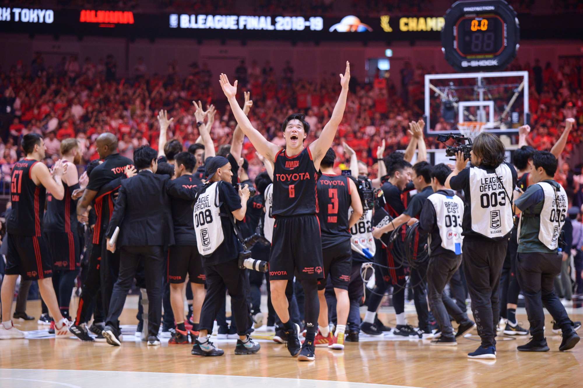 Alvark star Yudai Baba celebrates after winning the 2018-19 B. League final. | DAN ORLOWITZ