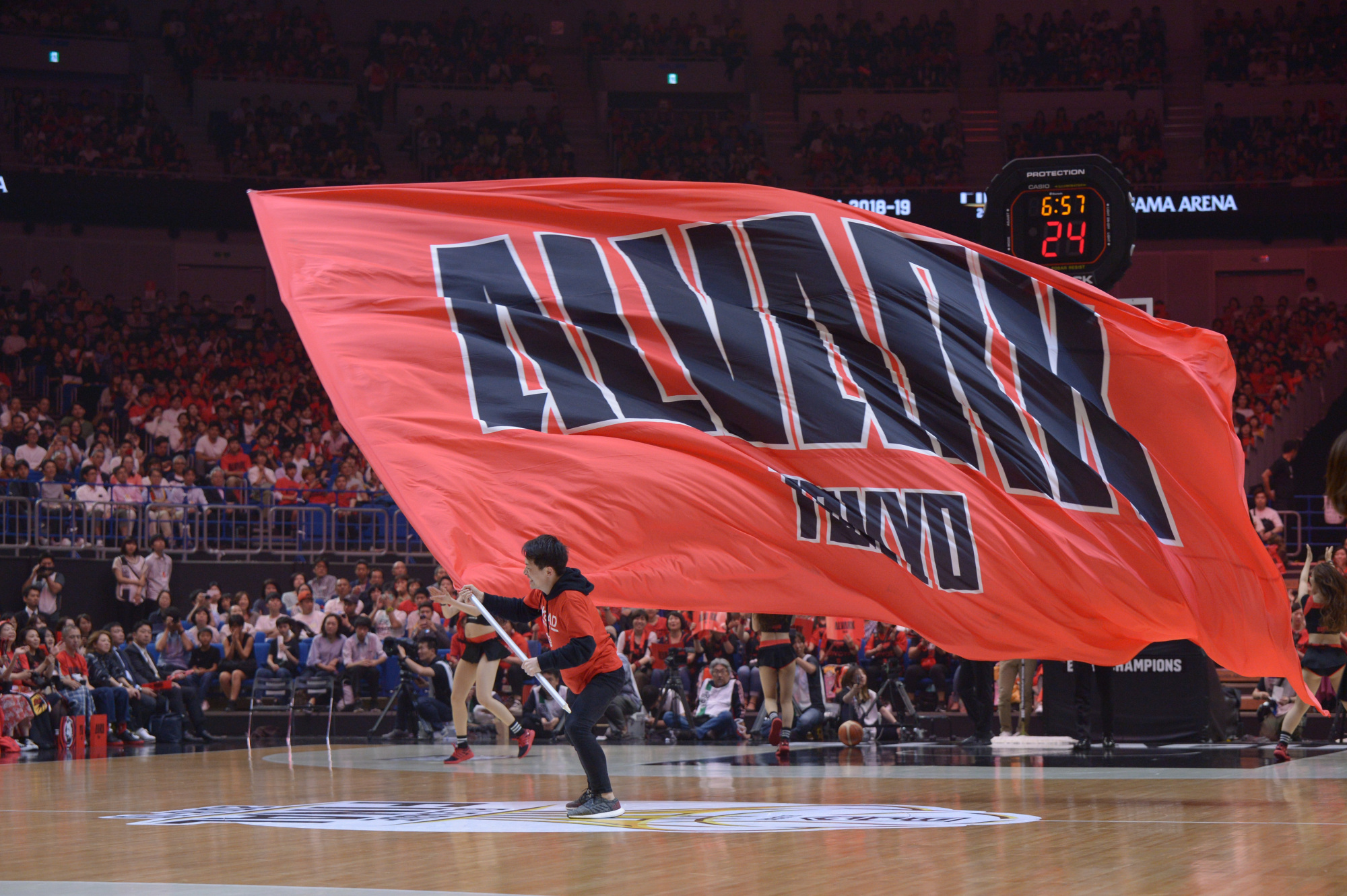 An Alvark cheerleader waves a giant flag during a time out on May 11 in Yokohama. | DAN ORLOWITZ