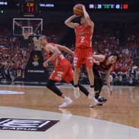 Chiba\'s Yuki Togashi puts up a 3-pointer in Saturday\'s B. League final against the Alvark Tokyo. | DAN ORLOWITZ