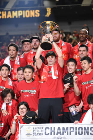 Alvark head coach Luka Pavicevic holds the B. League Championship trophy. | DAN ORLOWITZ