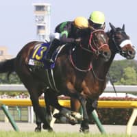 Loves Only You (left) pulls ahead of Curren Bouquetd\'or during the Japanese Oaks at Tokyo Racecourse on Sunday. | KYODO