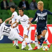 Melbourne\'s Keisuke Honda controls the ball during his team\'s Asian Champions League match against Hiroshima on Wednesday in Melbourne, Australia. | AFP-JIJI