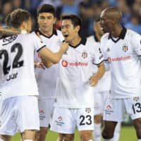 Shinji Kagawa (center) is congratulated by his Besiktas teammates after scoring against Trabzonspor on Saturday in Trabzon, Turkey. | KYODO