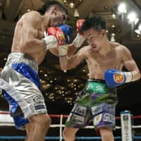 Reiya Konishi (right) fights Felix Alvarado on Sunday at the Kobe Portopia Hotel in an IBF light flyweight championship bout. | KYODO