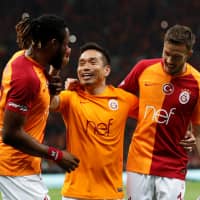 Galatasaray\'s Yuto Nagatomo (center) celebrates with teammates after their win over Besiktas on Sunday in Instanbul. | REUTERS