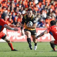 Suntory (in black), Kubota and other Japan Rugby Top League teams face an uncertain future as the Japan Rugby Football Union mulls a radical overhaul of the league\'s structure in the coming years. | KYODO