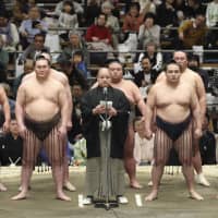 Current Japan Sumo Association Chairman Hakkaku (center) is a member of the Takasago Ichimon. | KYODO