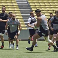 Sunwolves players practice on Friday, a day before the team\'s Super Rugby match against the visiting Melbourne Rebels at Prince Chichibu Memorial Rugby Ground. | KYODO