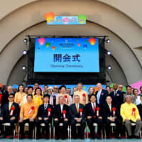 Thai Ambassador Bansarn Bunnag (back row, center) and his wife, Yupadee (back row, center left), pose with guest speakers (front row, from third from left) Parliamentary Vice-Minister for Foreign Affairs Norikazu Suzuki, Minister of State Mitsuhiro Miyakoshi, Thai Foreign Minister Don Pramudwinai and other ambassadors, politicians, businessmen and festival participants at the opening ceremony of Thai Festival Tokyo 2019 on May 11 at Yoyogi Park. | YOSHIAKI MIURA