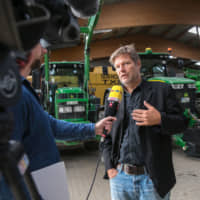 Robert Habeck, a candidate for Germany\'s Green Party, speaks to television journalists in 2017. | BLOOMBERG