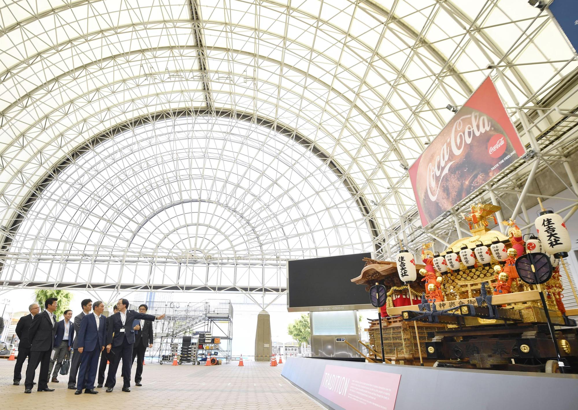 Top local and central government officials, including Chief Cabinet Secretary Yoshihide Suga, visit the Intex Osaka convention center on Saturday, the venue for the Group of 20 summit scheduled for this Friday and Saturday. | KYODO