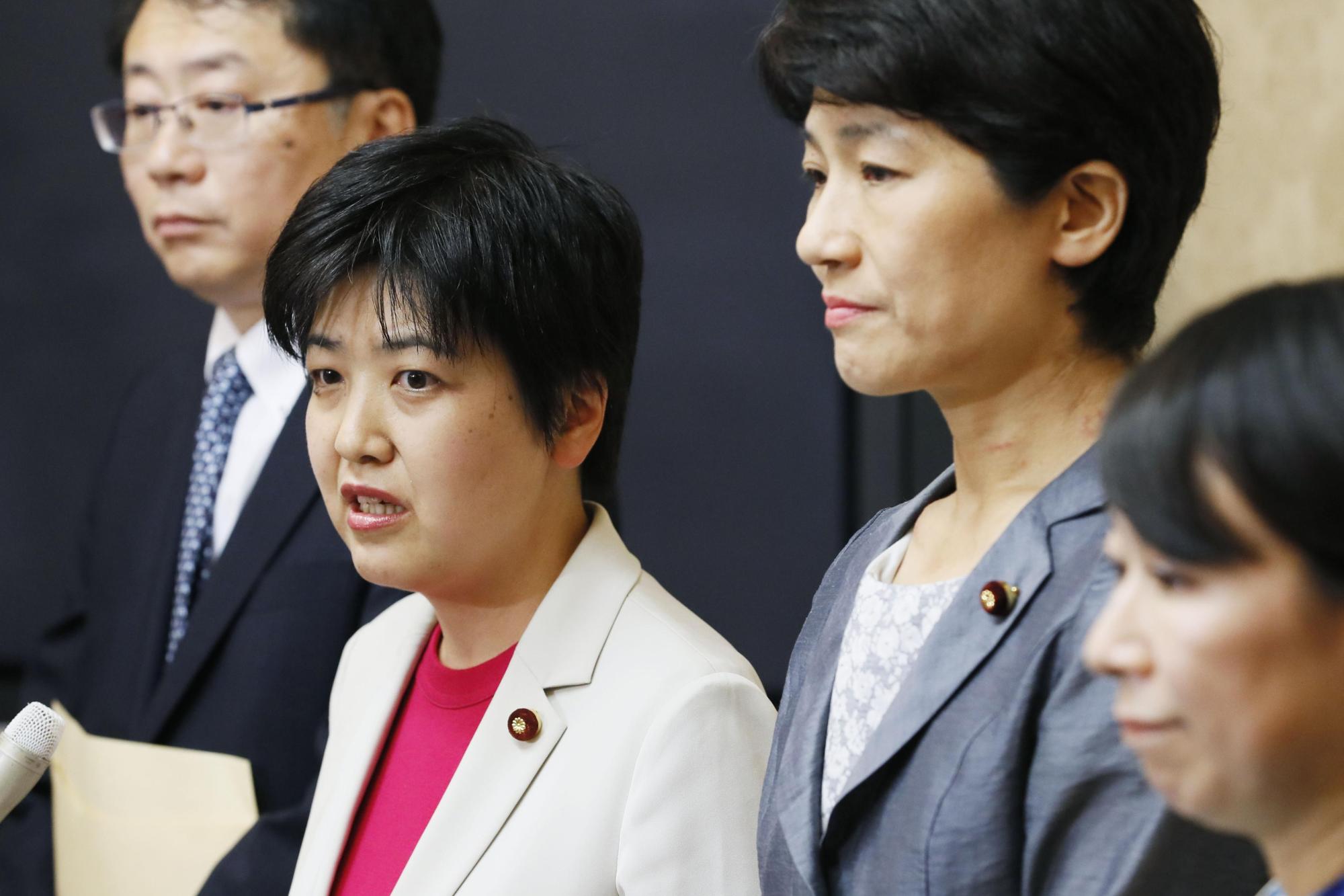 Lawmaker Kanako Otsuji (left) of the Constitutional Democratic Party briefs reporters Monday in Tokyo on a bill that would legalize same-sex marriage. | KYODO