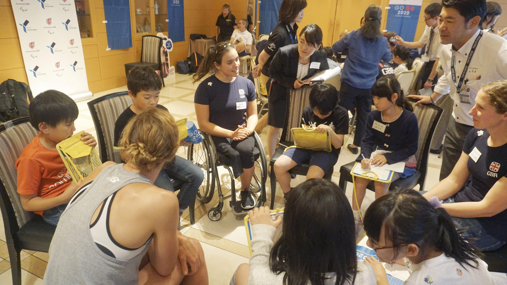 Primary school children in Yokohama interact with members of Britain's paratriathlon team on May 17. | KYODO