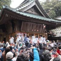 People hurl insults at priests during the Akutai Festival in Kasama, Ibaraki Prefecture. | COURTESY OF OMATSURI JAPAN