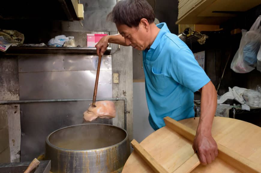 Better than bacon?: Noyama Shoten owner Yoshikazu Noyama boils salted pork until the fat is rendered and the meat is juicy. | TSUYOSHI TAGAWA