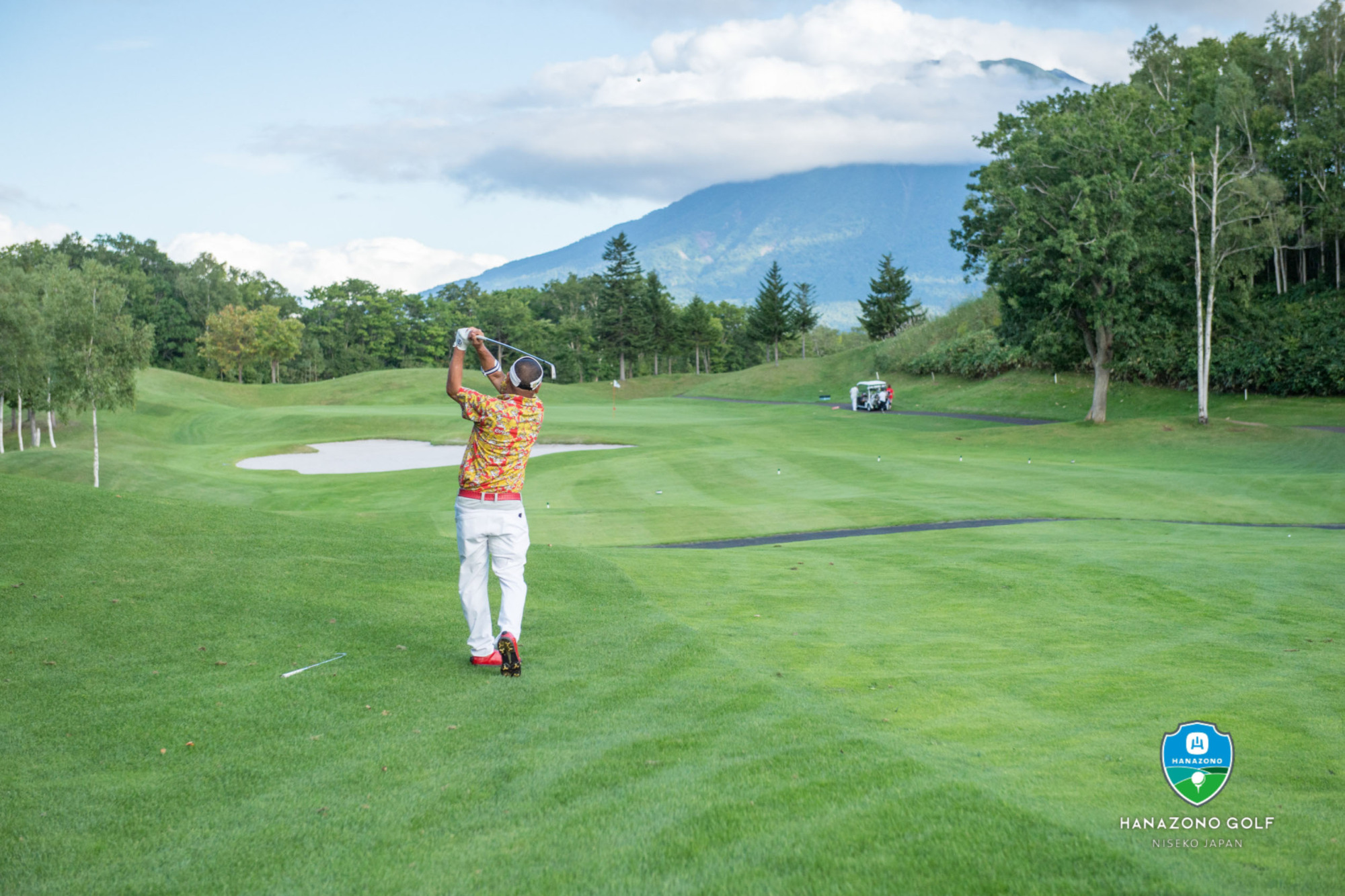 Niseko has many golf courses with stunning views of the surrounding mountains. | NISEKO TOURISM