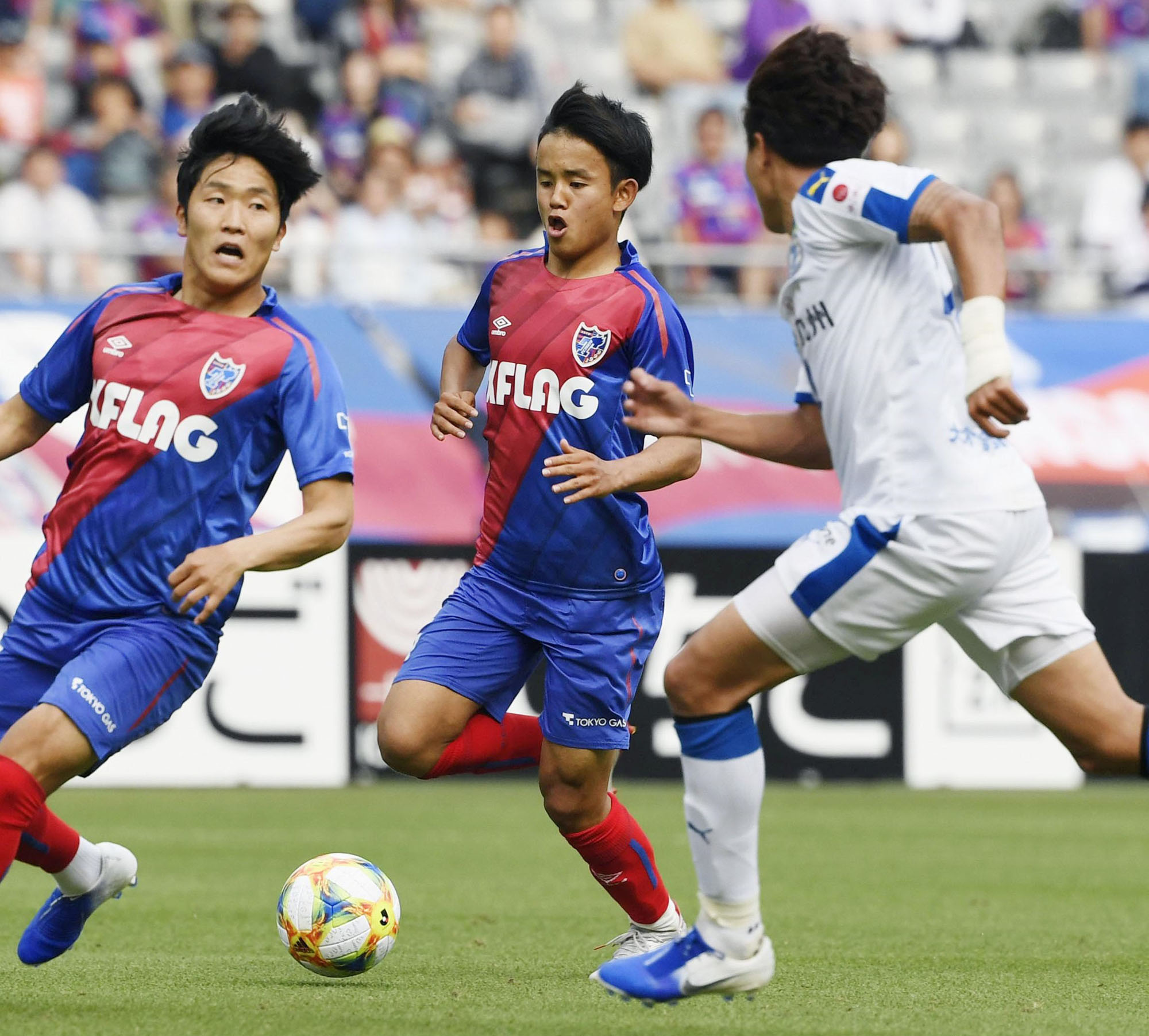 FC Tokyo's Kubo controls the ball in Saturday's match against Oita Trinita at Ajinomoto Stadium. | KYODO