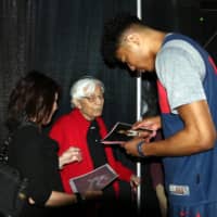 Gonzaga star Rui Hachimura meets Japanese-American basketball pioneer Wat Misaka in March during the NCAA Tournament in Salt Lake City. Misaka briefly played for the New York Knicks in the 1947-48 season, becoming the NBA\'s first non-white player. | GONZAGA ATHLETICS