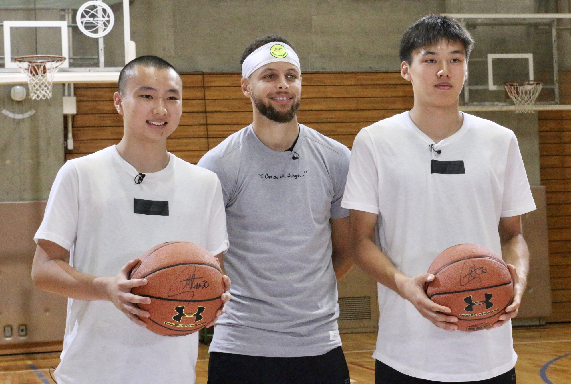Keisei Tominaga (left), Stephen Curry (center) and Keijiro Mitani pose for photos during an event in Tokyo on Saturday. | KAZ NAGATSUKA