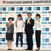 From left: Mizuki Noguchi, the women\'s marathon gold medalist at the Athens Olympics, runner Daichi Kamino, JAAF official Toshihiko Seko and Sydney Olympics women\'s marathon winner Naoko Takahashi pose  at a Tokyo news conference on Monday. | KAZ NAGATSUKA