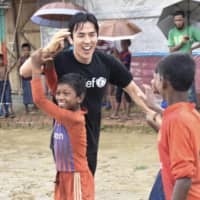 Former Japan men\'s national team captain Makoto Hasebe visits children at the Kutupalong refugee camp in Cox\'s Bazar in Bangladesh on Thursday. | KYODO